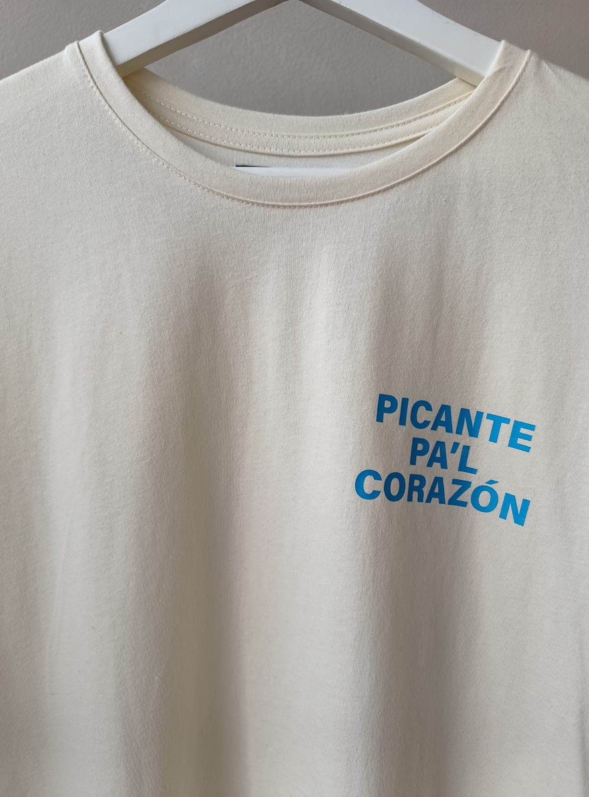 Camiseta Oversized Picante Letra azul Crema