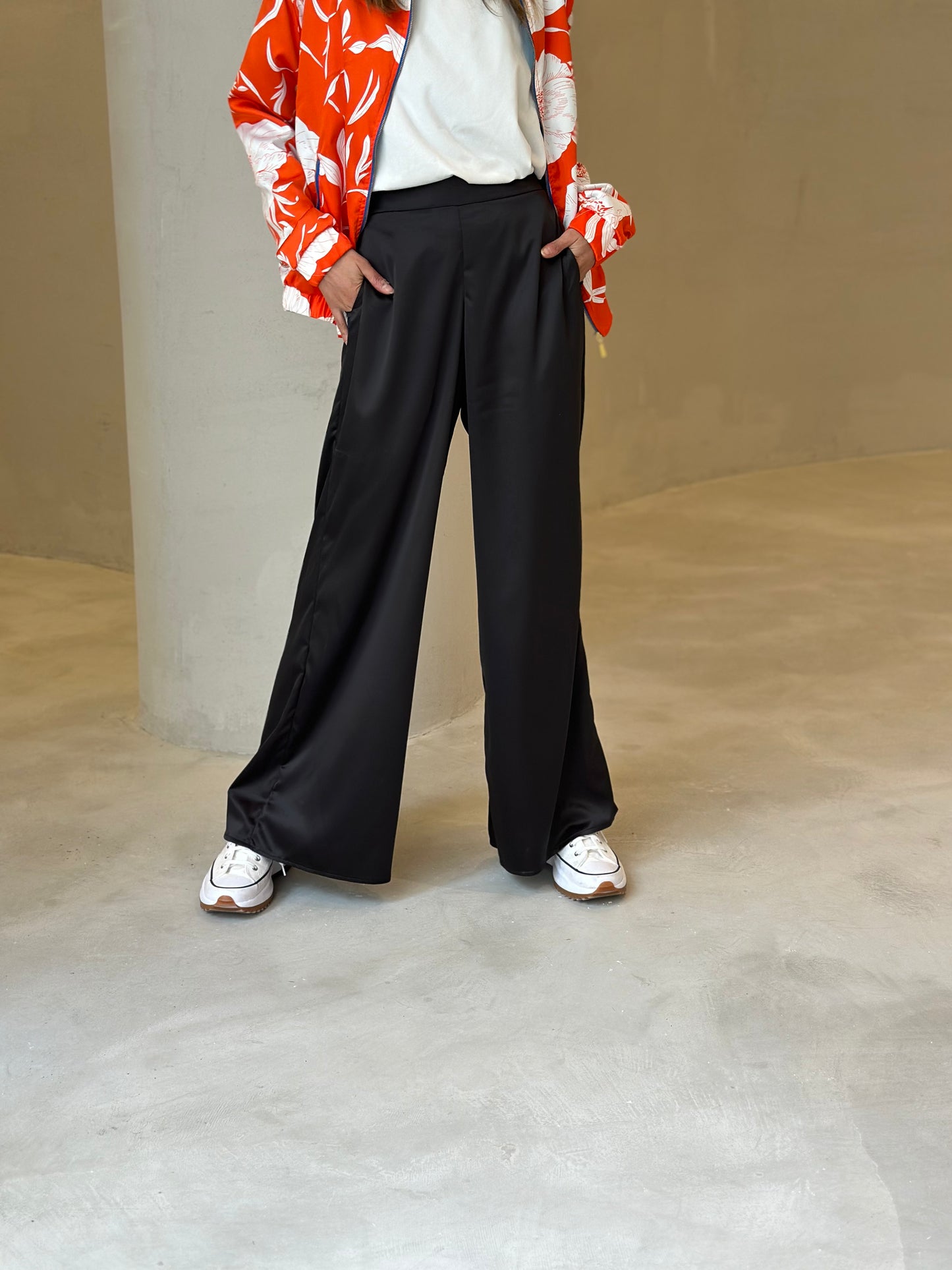 Pantalón Palazzo Negro Satin (talla S NO disponible para entrega inmediata o express)